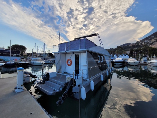 HOUSEBOAT Photo 10