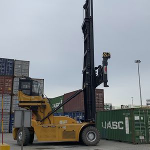 空集装箱运输车