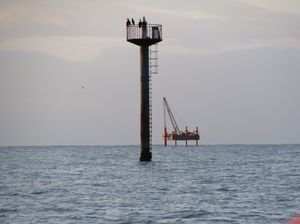浮桥抱桩器