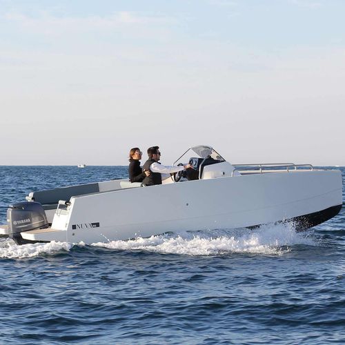 Walkaround / 舷外 - M6 - Nuva Yachts - 中央控制台 / 最多容纳 8 人 / 带驾驶室