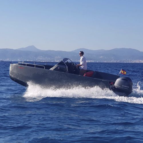 舷外敞开艇 - M6  - Nuva Yachts - 中央控制台 / 最多容纳 8 人 / 带驾驶室