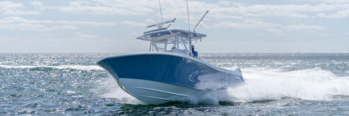 舷外敞开艇 - 36′ - Invincible Boat Company - 三引擎 / 中央控制台 / 高速