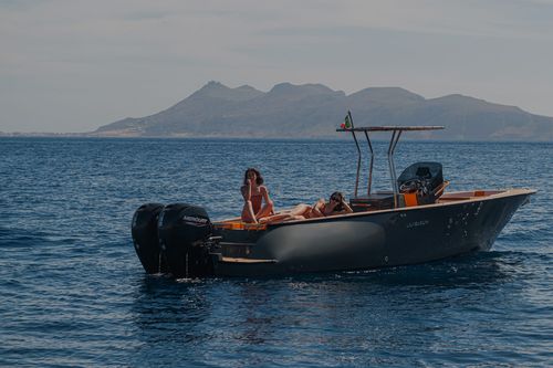 舷外敞开艇 - LEVANZO 25 - LILYBAEUM YACHT SRL - 双引擎 / 中央控制台 / 钓鱼运动