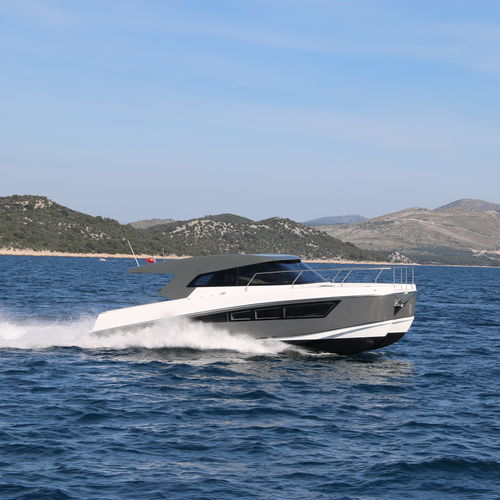 双体快艇 - M37 OPEN - MAKAI Yachts - 舷内 / 双引擎 / 开放式