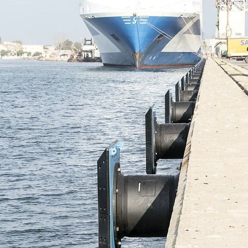 船舶护舷 - DCE series - Jerryborg Marine Machinery Co., Ltd - 浮桥 / 黑色 / 闭合舱式