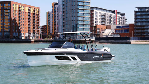 舷外敞开艇 - 27 T-Top V2 Onyx - QUARKEN Boats - 中央控制台 / 滑水 / 最多容纳 9 人