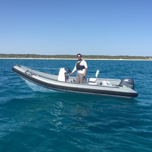 舷外充气艇 - CAVO AVA 480 - AVA Marine - 半硬式 / 中央控制台 / 开放式