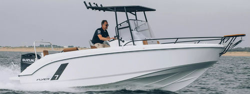 舷外敞开艇 - Flyer 7 SPACEdeck - Bénéteau Motorboats - 中央控制台 / 钓鱼运动 / 滑水