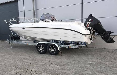 舷外日间小游艇 - V630  - Boatbuilding Motor Yacht Sp. Z o.o. - 刚性船体 / 开放式 / 中央控制台