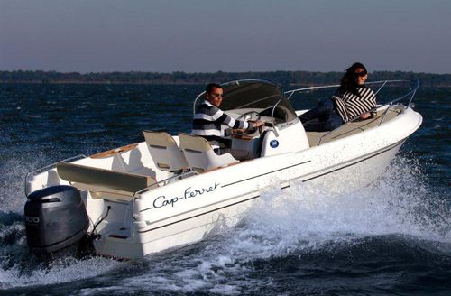 舷外敞开艇 - Cap-Ferret 552 - B2 marine - 中央控制台 / 最多容纳 6 人 / T形顶篷