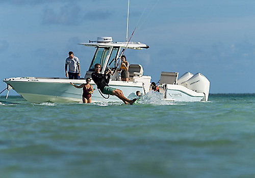 舷外海湾游艇 - 280 DAUNTLESS - Boston Whaler/波士顿威拿 - 双引擎 / 中央控制台 / 开放式
