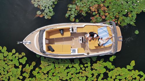 舷内敞开艇 - Intender 850 - Interboat - 中央控制台 / 传统型 / 日光浴