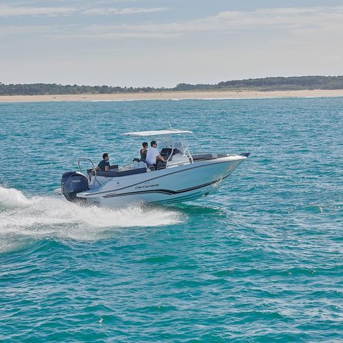 舷外敞开艇 - CAP CAMARAT 7.5 CC - Jeanneau - Motorboats - 中央控制台 / 钓鱼运动 / 最多容纳 9 人