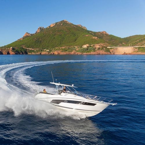 舷外快艇 - CAP CAMARAT 10.5 WA - Jeanneau - Motorboats - 双引擎 / 开放式 / 双控制台