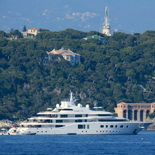 巡游巨型游艇 - QUANTUM BLUE  - Lurssen Yachts - 高台驾驶室 / 带泳池 / 带直升机降落坪