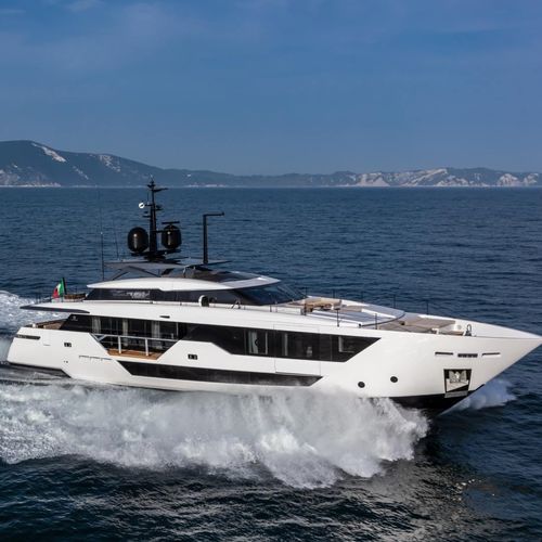 巡游超级游艇 - 106' - Custom Line Yacht - 飞桥 / 轴驱动 / 5舱