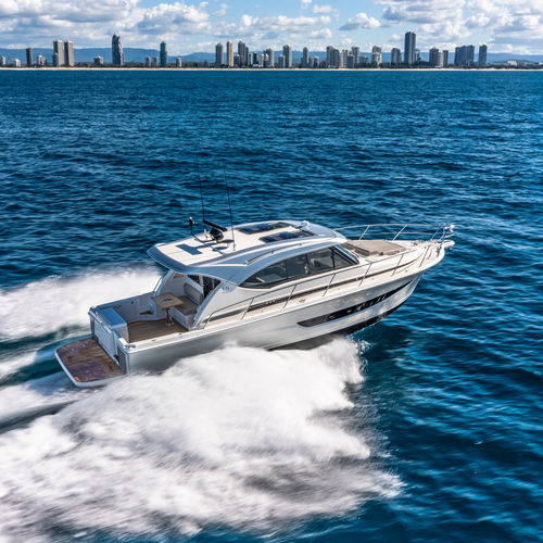IPS POD快艇 - 395 SUV - Riviera/里维埃拉 - 柴油 / 双引擎 / 滑行船身