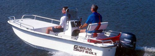 舷外海湾游艇 - 16 DLX - Carolina Skiff - 中央控制台 / 钓鱼运动 / 最多容纳 6 人