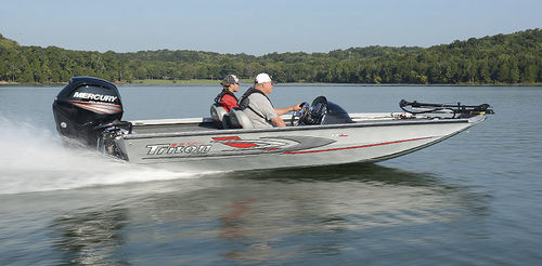 舷外钓鲈鱼船 - 17 TX - Triton Boats - 侧边控制台 / 钓鱼运动 / 最多容纳 4 人