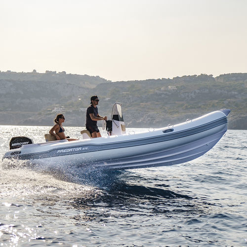 舷外充气艇 - Predator 570 TS - ITALBOATS - 半硬式 / 开放式 / 中央控制台
