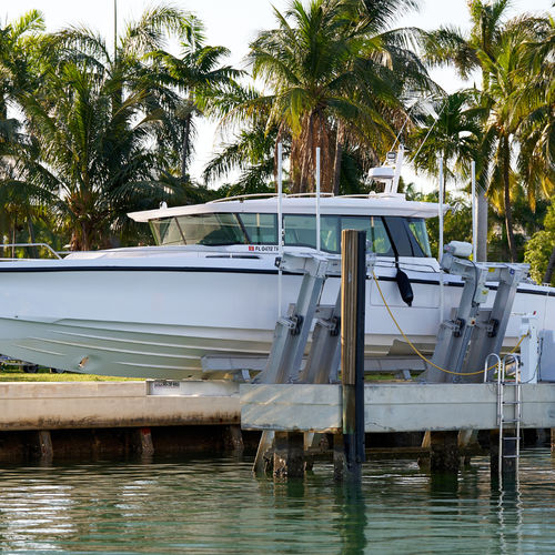 船用升降机 - Golden Boat Lifts & Marine Systems - 安装在浮桥码头上