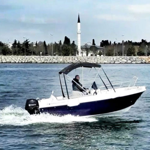 舷外敞开艇 - 480 FISHER  - Moonday Yachts - 中央控制台 / 钓鱼运动 / 日光浴