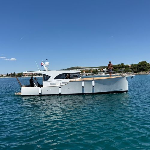 舷内快艇 - Power 39 - Enavigo Yachts - 硬顶 / 木质 / 2舱