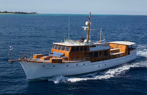 传统型机动游艇 - KIZBEL - Hodgdon Yachts - 飞桥 / 定制