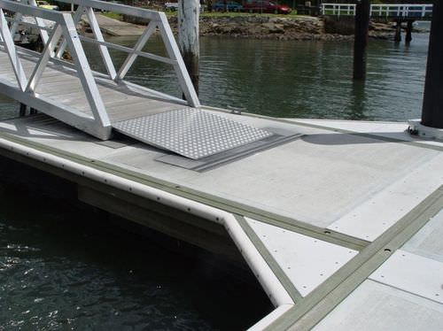 混凝土浮桥地面 - Marina Dock Systems