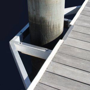 浮桥抱桩器 - Marina Dock Systems