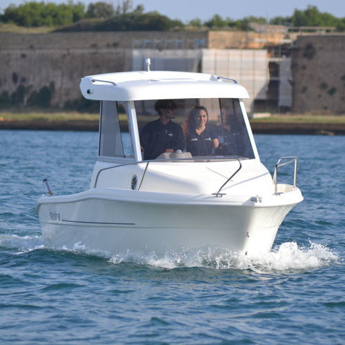 舷外休闲钓鱼船 - MARLIN 18  - Mingolla Cantiere Nautico srl - 舵手室 / 最多容纳 6 人