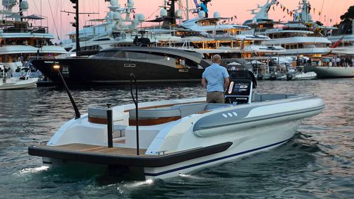 尾机驱动充气艇 - 9.2 M - Yachtwerft Meyer - RIB / 中央控制台 / 最多容纳 12 人