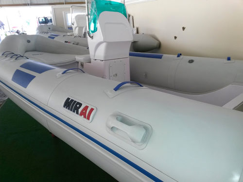 舷外充气艇 - 5,00 mt - MIRAI - RIB / 中央控制台 / 最多容纳 8 人
