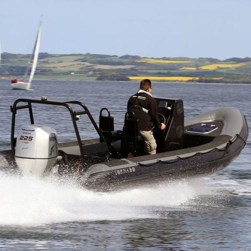 舷外充气艇 - 6.8M - Tornado Boats - RIB / 中央控制台 / 开放式