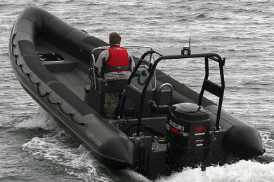 舷外充气艇 - 7.8M - Tornado Boats - 半硬式 / 中央控制台 / 开放式