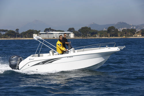 舷外敞开艇 - F19 - Karel Boats - 中央控制台 / 最多容纳 7 人 / 日光浴