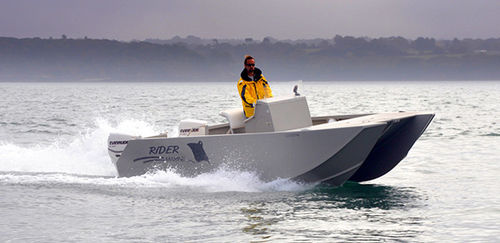 双体船敞开艇 - RIDER C23 - RIDER MARINE - 舷外 / 双引擎 / 中央控制台
