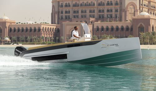 舷外敞开艇 - Original - Iguana Yachts - 滑行船身 / 中央控制台 / 最多容纳 8 人