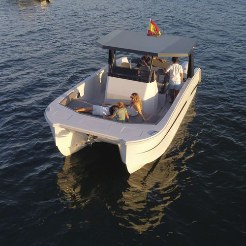 双体船敞开艇 - K 28 - Kattum Yachts - 舷外 / 双引擎 / 中央控制台
