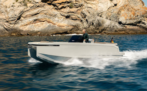 双体船敞开艇 - E23  - De Antonio Yachts - 舷内 / 电动 / 中央控制台