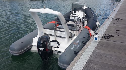 舷外充气艇 - Piranha P550 Ocean - Piranha Ribs Ltd - RIB / 中央控制台 / 保护栏杆