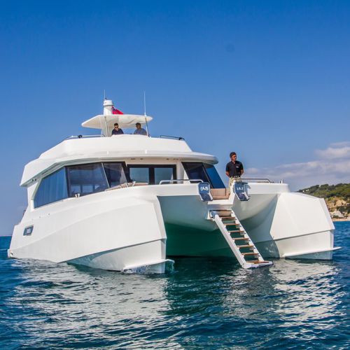 机动双体游艇 - 2400 - 2100  - ARESA SHIPYARD - 巡游 / 飞桥 / 混合动力