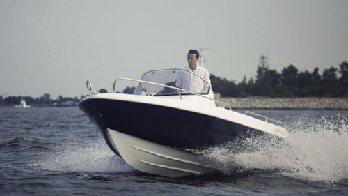 舷外敞开艇 - 555 Open - Admiral Boats S.A. - 侧边控制台 / 最多容纳 6 人 / 日光浴