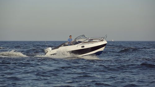 舷外日间小游艇 - 660 Cabin - Admiral Boats S.A.