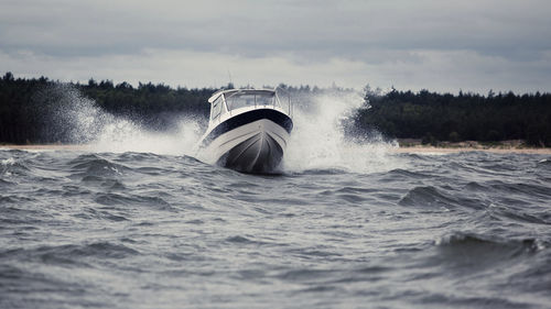 舷外舱房游艇 - Tuna 665 PilotHouse - Admiral Boats S.A. - 硬顶 / 钓鱼运动 / 最多容纳 8 人