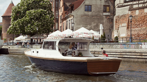 舷内舱房游艇 - Admiral 940 Cabin - Admiral Boats S.A. - 硬顶 / 最多容纳 10 人 / 传统型