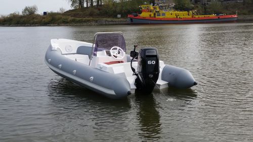 舷外充气艇 - Admiral 460 R - Admiral Boats S.A. - 半硬式 / 中央控制台 / 最多容纳 6 人