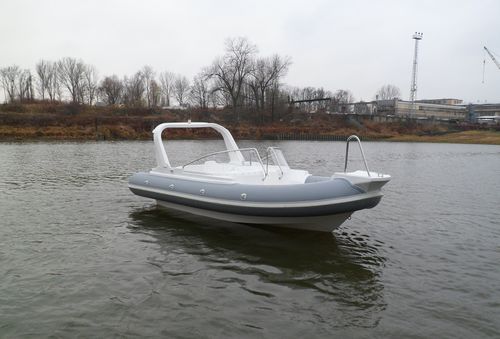 舷外充气艇 - Admiral 520 RT - Admiral Boats S.A. - 半硬式 / 侧边控制台 / 最多容纳 8 人