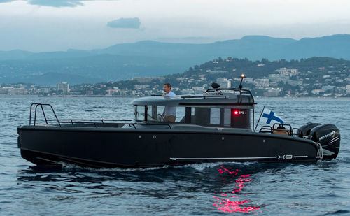 舷外舱房游艇 - EXPLR 10 - XO Boats - 双引擎 / 封闭式驾驶舱 / 运动