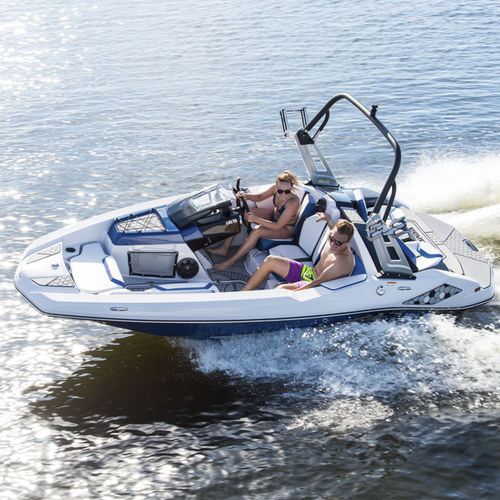 舷内小快艇 - 165 ID - Scarab/Rec Boat Holdings - Bow Rider / 最多容纳 5 人 / 日光浴